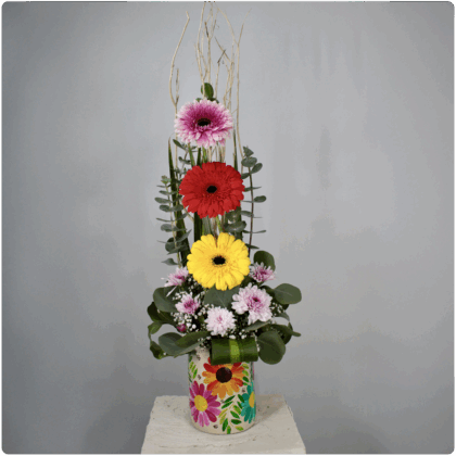 Arreglo de gerberas con base artesanal