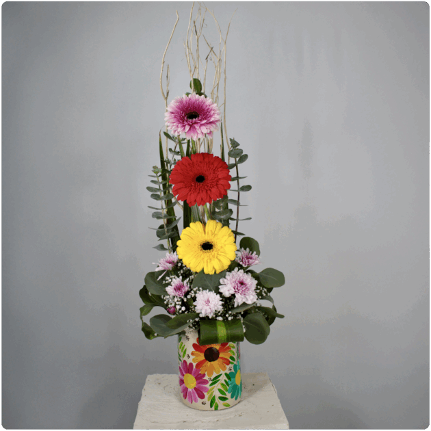 Arreglo de gerberas con base artesanal