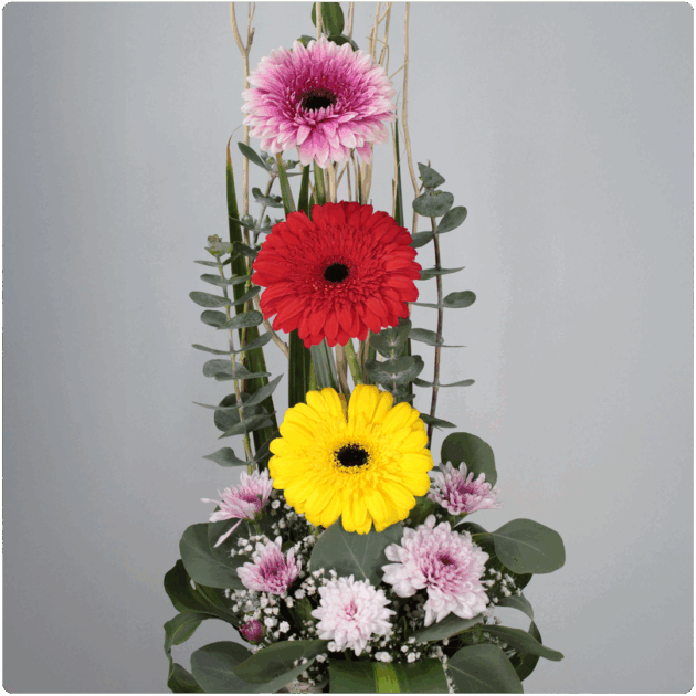 Arreglo de gerberas con base artesanal - Image 2