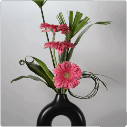 Arreglo de gerberas y follaje con base de cerámica