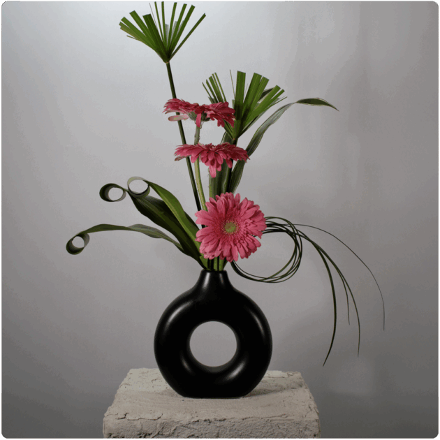 Arreglo de gerberas y follaje con base de cerámica - Image 2