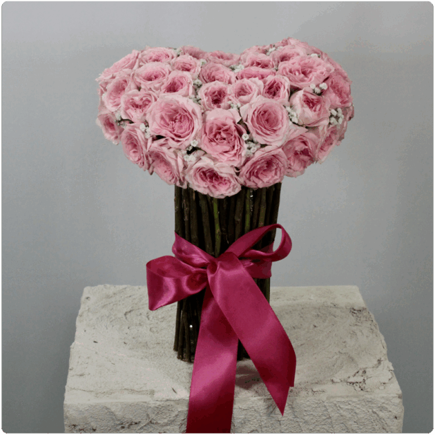 Arreglo de mini rosas en forma de corazón