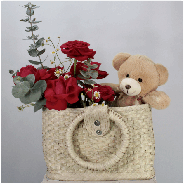 Arreglo de rosas rojas + un peluche con base tipo bolso de mano