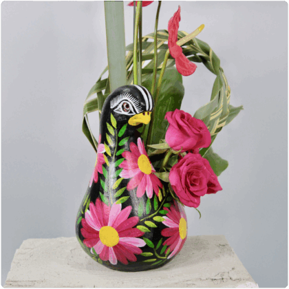 Arreglo de rosas y anturios con base artesanal en forma de paloma
