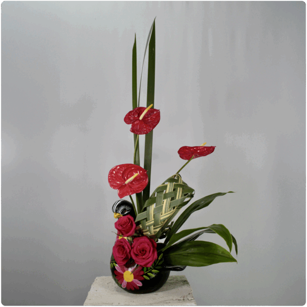 Arreglo de rosas y anturios con base artesanal en forma de paloma - Image 2