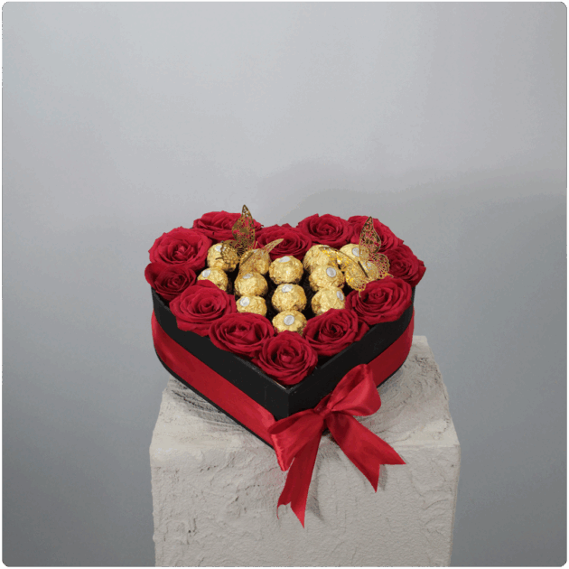 Arreglo de rosas y chocolates en forma de corazón