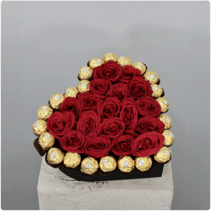 Arreglo de rosas y chocolates en forma de corazo_n con base de madera