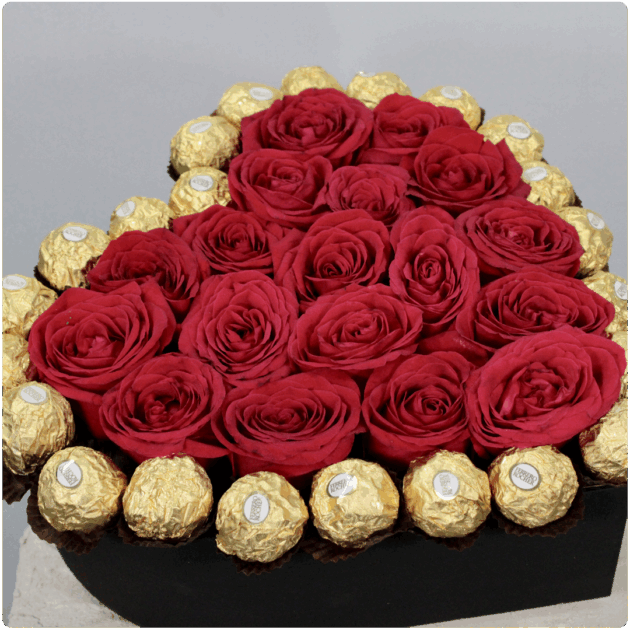 Arreglo de rosas y chocolates en forma de corazo_n con base de madera - Image 2