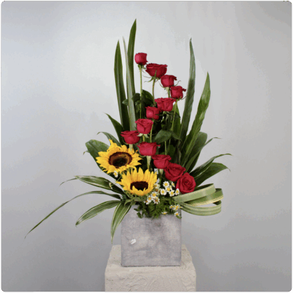 Arreglo de rosas y girasol con base de madera
