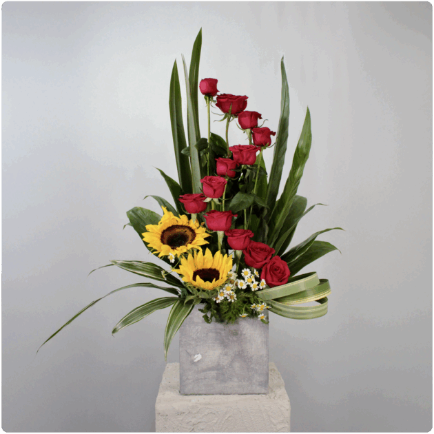 Arreglo de rosas y girasol con base de madera