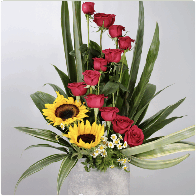 Arreglo de rosas y girasol con base de madera - Image 2