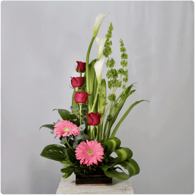 Arreglo de rosas, gerberas, alcatraz y follaje
