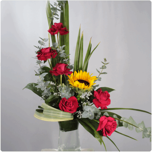 Arreglo de rosas, girasol, follaje con base de cristal - Image 2