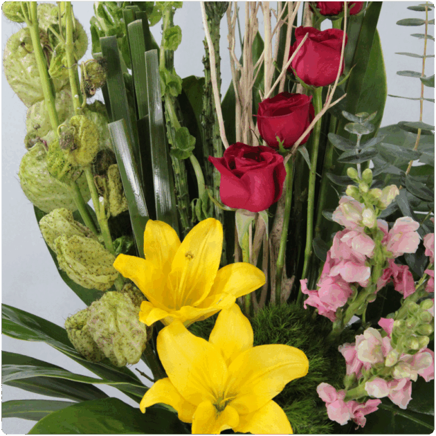 Arreglo de rosas, Lilis y leatrix con base cerámica - Image 2