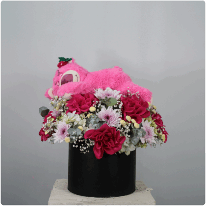 Arreglo de rosas, margaritas, follaje un peluche lotsocon base de madera