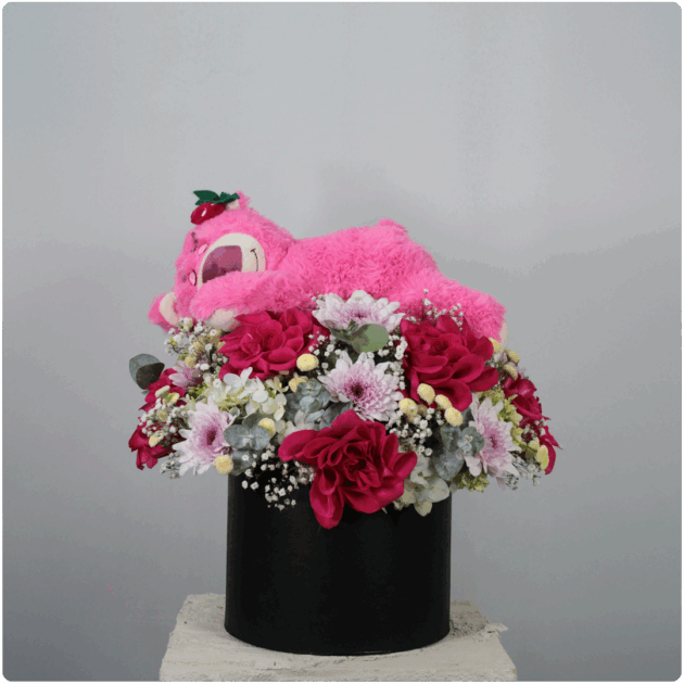 Arreglo de rosas, margaritas, follaje un peluche lotsocon base de madera - Image 2