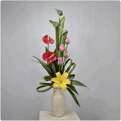 Arreglo floral contiene rosas, anturio, lilis y la base es de cerámica