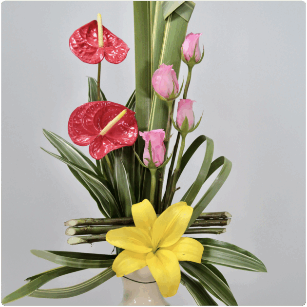 Arreglo floral contiene rosas, anturio, lilis y la base es de cerámica - Image 2