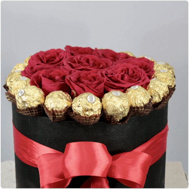 Arreglo floral de  rosas +  chocolates Ferrero base de madera - Image 2