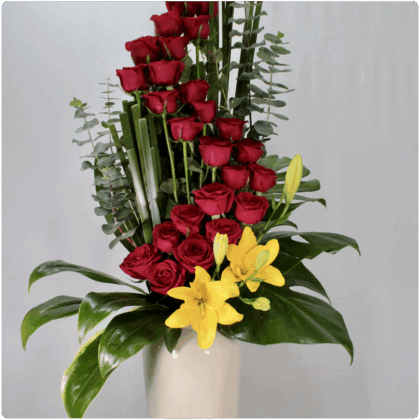 Arreglo floral de  rosas y Lilis en base de cera_mica