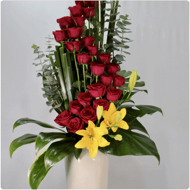 Arreglo floral de  rosas y Lilis en base de cera_mica