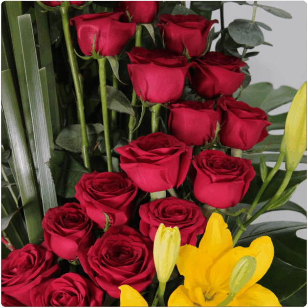 Arreglo floral de  rosas y Lilis en base de cera_mica - Image 2