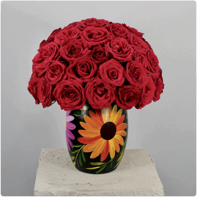 Arreglo floral de  rosas con base artesanal