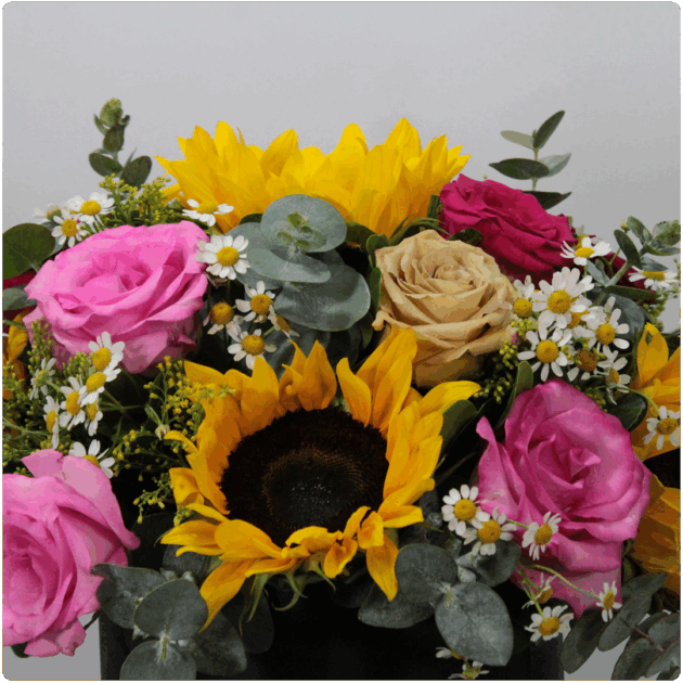 Arreglo floral de rosas y girasoles - Image 2