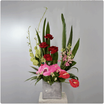 Arreglo floral de rosas, anturios, perritos, follaje + un peluche lotso con base de madera