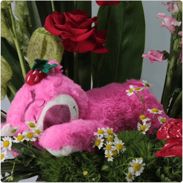 Arreglo floral de rosas, anturios, perritos, follaje + un peluche lotso con base de madera - Image 2