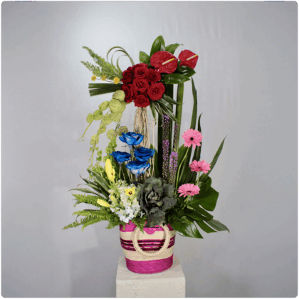 Arreglo floral de rosas gerberas anturios Lilis Hortencia con base de canasta