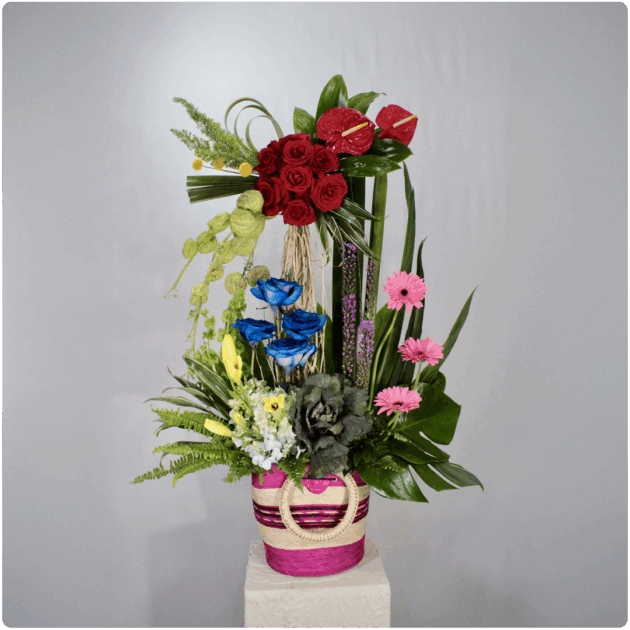 Arreglo floral de rosas gerberas anturios Lilis Hortencia con base de canasta