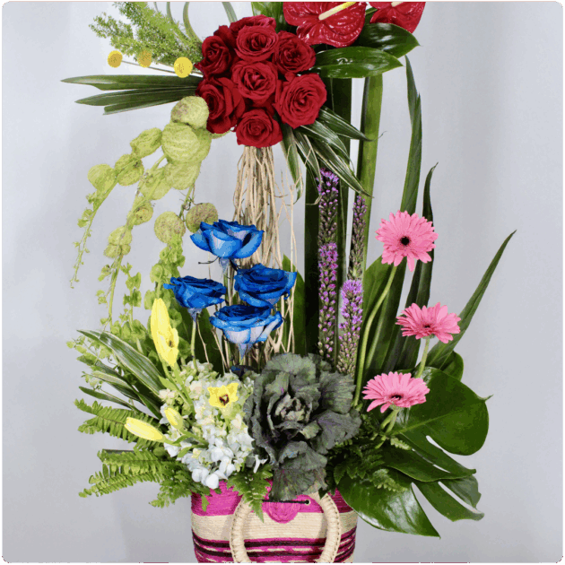 Arreglo floral de rosas gerberas anturios Lilis Hortencia con base de canasta - Image 2