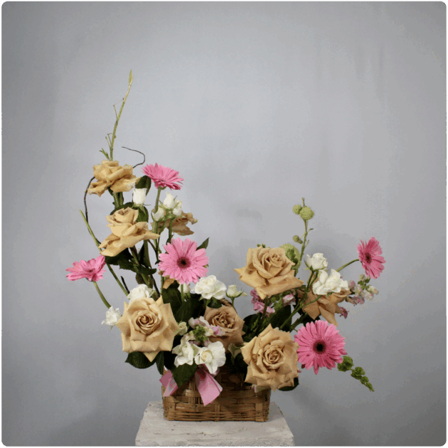 Arreglo floral de rosas gerberas mini rosas base de canasta