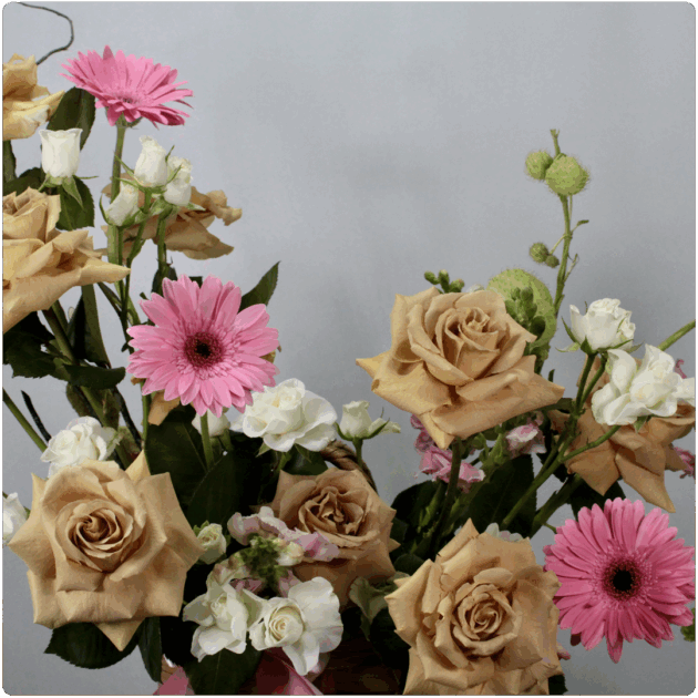 Arreglo floral de rosas gerberas mini rosas base de canasta - Image 2