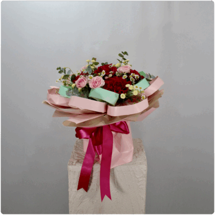 Arreglo floral de rosas mini rosas y matricaria