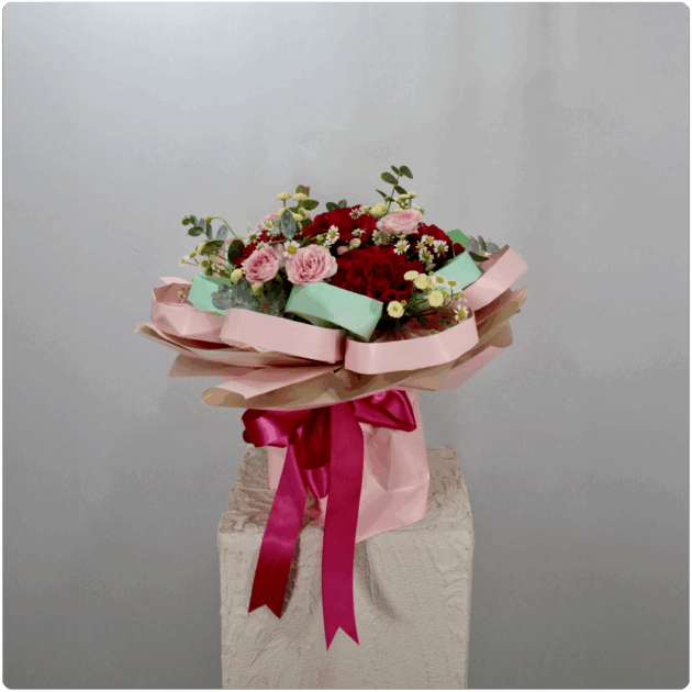 Arreglo floral de rosas mini rosas y matricaria