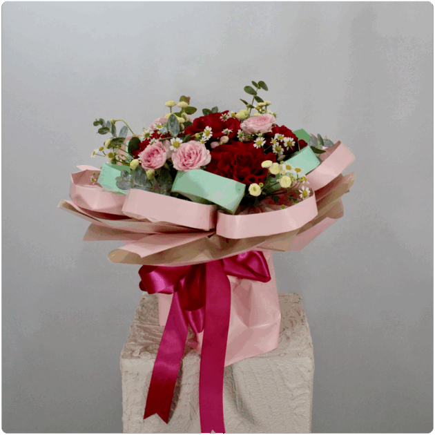 Arreglo floral de rosas mini rosas y matricaria - Image 2