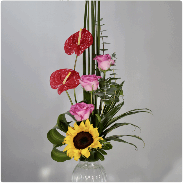 Arreglo floral de rosasanturio girasol follaje con base de cristal - Image 2