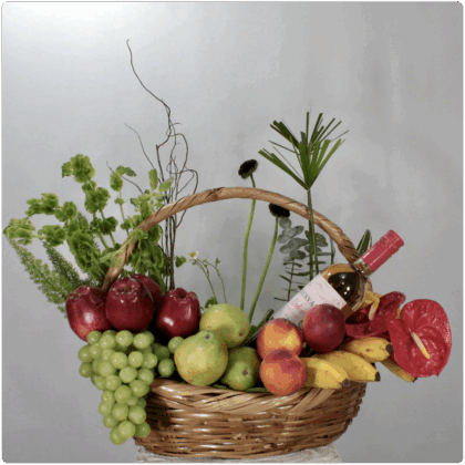 Arreglo frutal en canasta + un vino reservado dulce