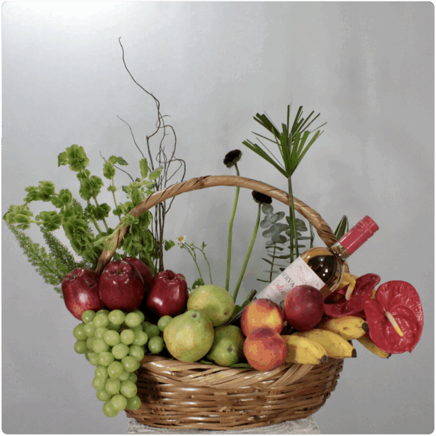 Arreglo frutal en canasta + un vino reservado dulce