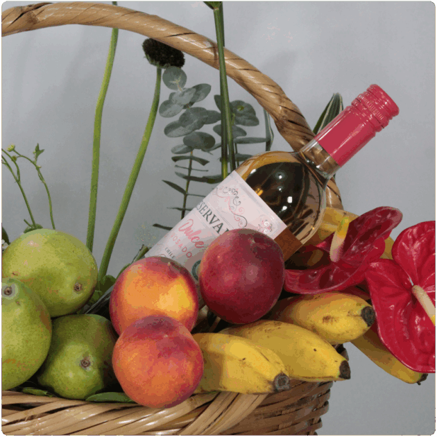 Arreglo frutal en canasta + un vino reservado dulce - Image 2