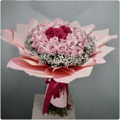 Bouquet de  rosas con forma de corazón en medio