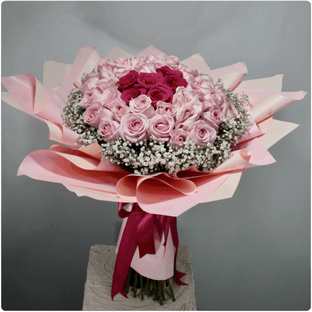 Bouquet de  rosas con forma de corazón en medio