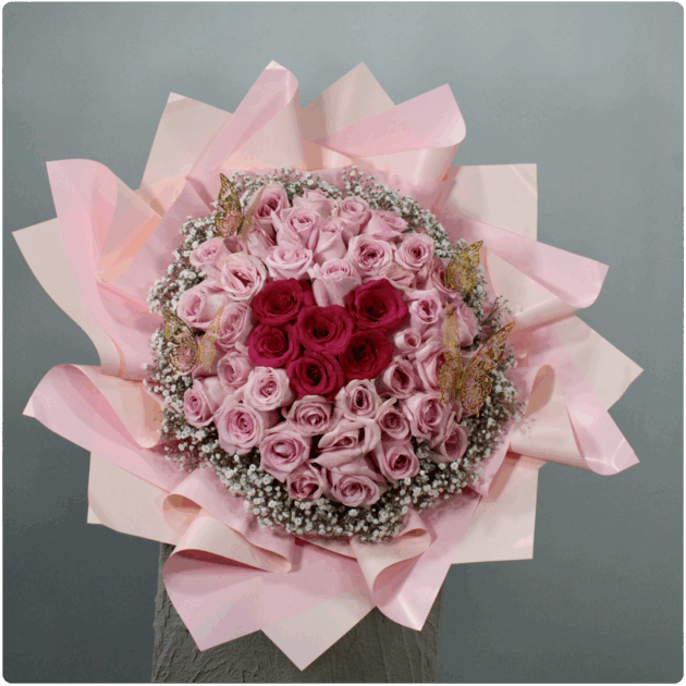 Bouquet de  rosas con forma de corazón en medio - Image 2