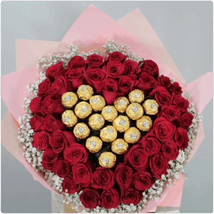 Bouquet de  rosas rojas con chocolate en medio en forma de corazo_n