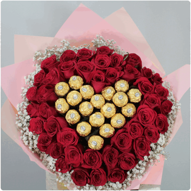 Bouquet de  rosas rojas con chocolate en medio en forma de corazo_n