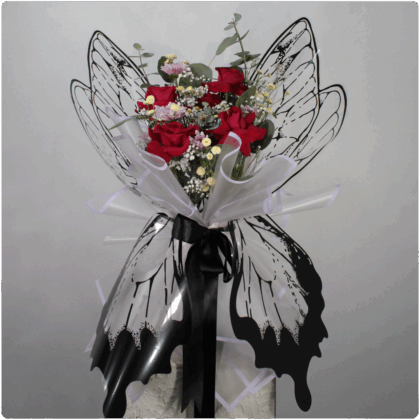 Bouquet de rosa con aleta de mariposa