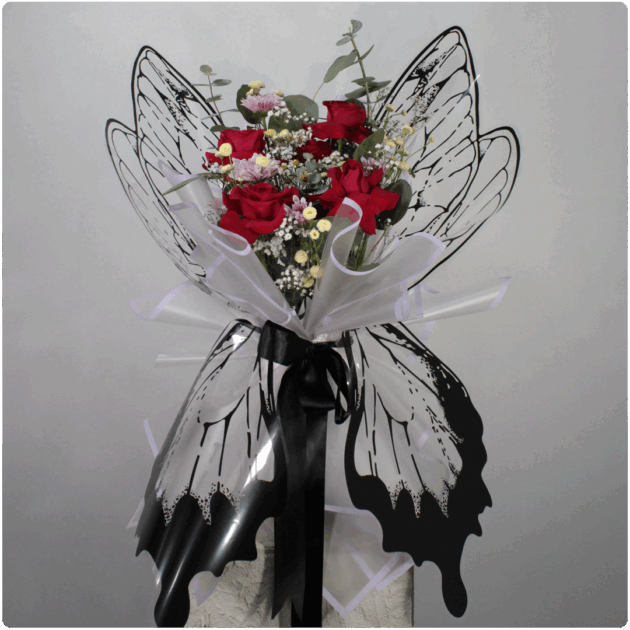 Bouquet de rosa con aleta de mariposa