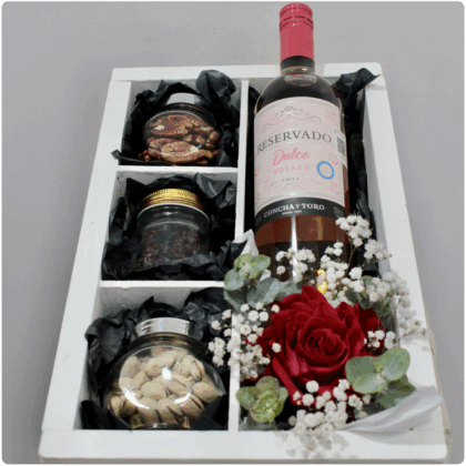 Detalle de flores contiene un vino reservado dulces +  frascos para batanear
